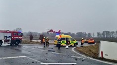 Na obchvatu Opavy se srazil osobák s náklaďákem. Tři lidé jsou zranění