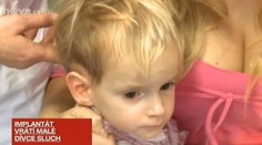 Deniska se narodila hluchá. Díky unikátní operaci nyní poprvé uslyší svou maminku