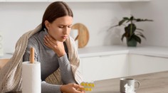 Urputná bolest v krku. Šíří se virus, který je silnější než chřipka a covid, říká expert
