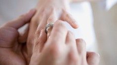 Mladá Češka (24) zkolabovala při zásnubách v Řecku. Je v kritickém stavu