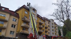 V Karlových Varech hořel obytný dům. Hasiči vyhlásili poplach