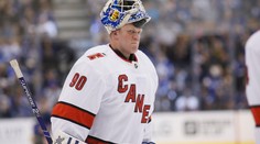 Rolbař, který po čtyřicítce nastoupil v NHL. Kdo je nový hrdina Caroliny?