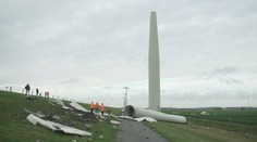 VIDEO: Větrná turbína se rozlomila. Trosky létaly stovky metrů daleko