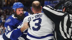 Přešlap útočníka Toronta. Do hlavy provokatéra bušil hokejkou