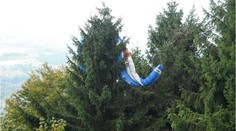 Paraglidista se zřítil do lesa, lékaři o jeho život bojovali marně