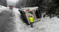 Autobus plný dětí se převrátil na bok! Sedm lidí se zranilo, pro dva vzlétl vrtulník