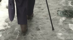 Na ledu upadl a zlomilo se mu chodítko. Zoufalému muži pomohli strážníci