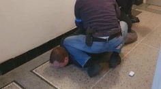 Ozbrojení cizinci přepadli mladíka v Praze. Při zatýkání chtěli použít pistoli