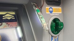 Muži v Praze chtěli krást peníze z platebních karet, chytli je při činu