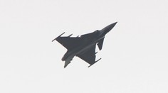 Při letu stéká krev do nohou. K udržení při vědomí stahujeme svaly, říká pilot