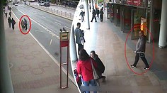 Žena vydala stařence balík peněz. Pak si všimla, že ji někdo sleduje!