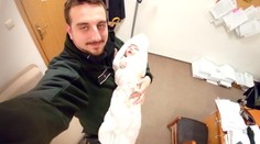Mezi bezdomovci leželo miminko bez rodičů! Život mu zachránil policista