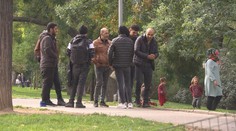Migranti přespávají na pražském hlavním nádraží. Jsou tam i rodiny s dětmi