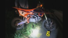 Náctiletí bourali na motocyklu, opilá dívka strčila nohu do výpletu kola