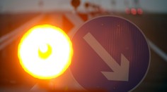Kvůli bezpečí přibývá světel u zúžení na dálnicích. Řidiče ale často oslňují