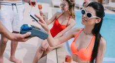 Pozor na dovolené. Podvodníci mají nový způsob, jakým zkouší okrást turisty