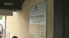 Poslední šance registrovat auto. Lidé už přespávají u registrů!