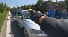 Policie sledovala muže, který měl prodávat drogy. Zadržela ho v taxíku