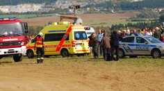 Při závodech rallye-crossu vletěl řidič do diváků. Dva jsou vážně zranění