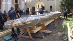 Tři tisíce let starý člun stěhovalo do muzea 15 siláků