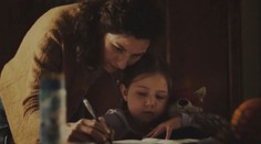 Video má motivovat k účasti ve volbách. Ozbrojenci v něm unesli matku s dcerou
