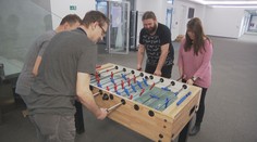 Mladí se rádi v práci flákají. Přednost u nich mají koníčky a přátelé