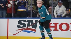 McDavid už není nejrychlejší! Tomáš Hertl pobavil maskou Justina Biebera