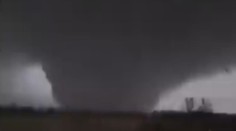 VIDEO: Děsivé záběry tornáda, které zdevastovalo Kentucky