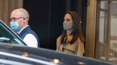 Angelina Jolie tajně navštívila svého exmanžela. V ruce nesla láhev vína