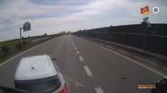 Řidička si myslela, že má přednost. Nehodu na dálnici zachytily kamery