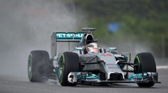 F1 ON-LINE: Hamilton ovládl deštivou kvalifikaci v Malajsii
