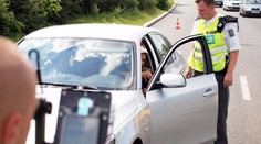 Opilec chtěl ujet policii. Při honičce naboural plot