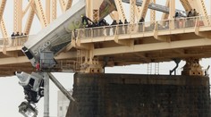 Drama na mostě. Řidičku zachraňovali hasiči z kabiny visícího kamionu