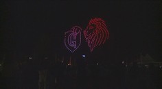 Noční Hradec Králové rozjasnila světelná show. 500 dronů tvořilo různé obrazce
