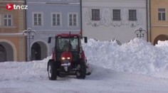 Město šetří na odvozu sněhu. Udělalo z něj dětem horu na hraní