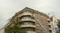 Kachličky spadly do kočárku na chlapečka (2). Skončil v nemocnici