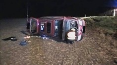 Řidič na Brněnsku zřejmě usnul, vylétl ze silnice a zůstal zaklíněný!