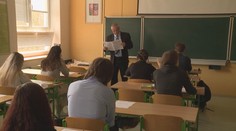 Do škol se vrací i starší žáci, má to však přísná opatření