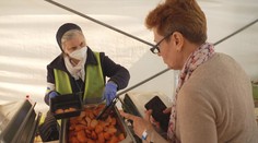 Jsi v mém srdci. Ukrajinští uprchlíci dostávají na slovenských hranicích balíček se svačinou