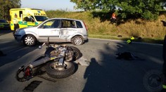 Vážná nehoda na Chrudimsku. Pro motorkáře letěl vrtulník, zraněná je i žena