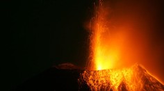 FOTO: Sopka chrlí lávu do výšky tří kilometrů!