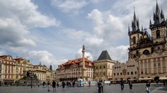 Muž zapálil Mariánský sloup v Praze. Pak počkal na hlídku strážníků