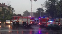 VIDEO: V pražských Dejvicích evakuují domy. Hrozí, že na ně spadne jeřáb