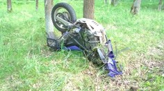 Tragédie na Rychnovsku, motorkář (†19) náraz do stromu nepřežil