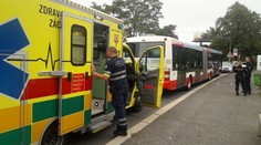Řidič autobusu se zastal cestující, mladík ho zmlátil berlemi
