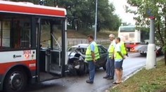 Auto doklouzalo pod trolejbus. Dva těžce zranění