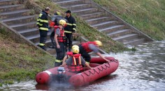 Do Vltavy v Českých Budějovicích vytekl olej. Zasahují hasiči