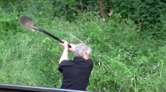 Rychtář to s křížem pro Ivetu myslí vážně: Už kope jámu u kolejí a sedá si na ně! VIDEO