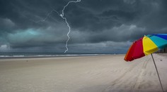 Na Jadran se žene silná bouře. Meteorologové varují před krupobitím a povodněmi