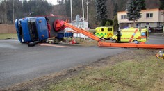 Vážná nehoda na Vsetínsku: S dělníky se převrátila plošina